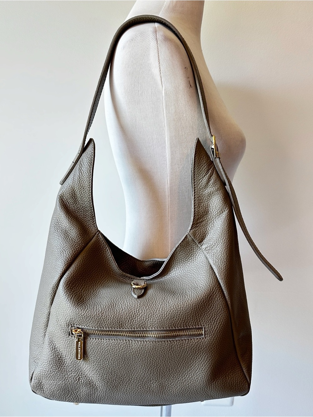 Valentina Italian Genuine Leather Grey Pebbled Hobo Shoulder Bag EUC Neutral Zip